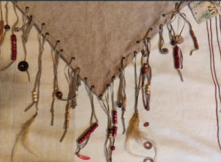 Top terciopelo con flecos plumas y conchas