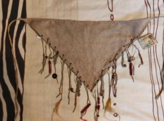 Top terciopelo con flecos plumas y conchas