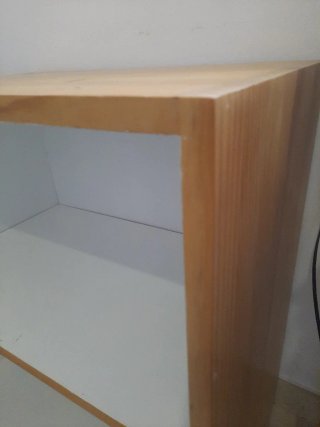 Estantería de madera.