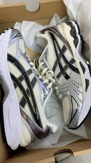 Zapatillas ASICS Plata y Blanco