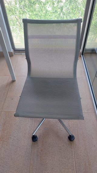 Silla de oficina ergonómica gris