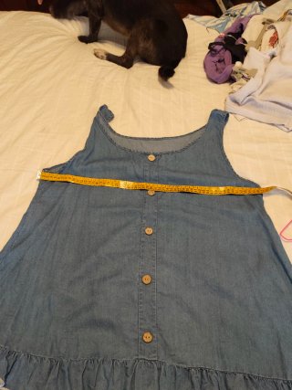 Vestido vaquero con botones y volantes