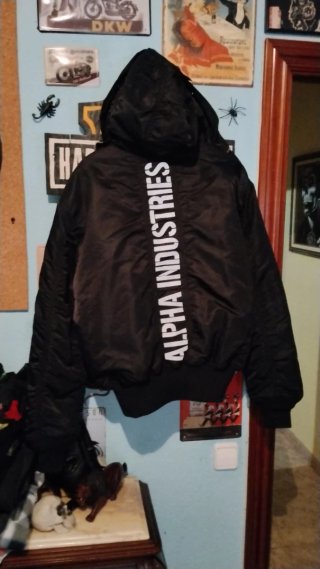 Chaqueta Alpha Industries Negra y Blanca