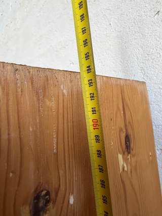 Estantería de madera con puertas