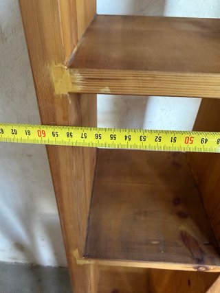 Estantería de madera con puertas