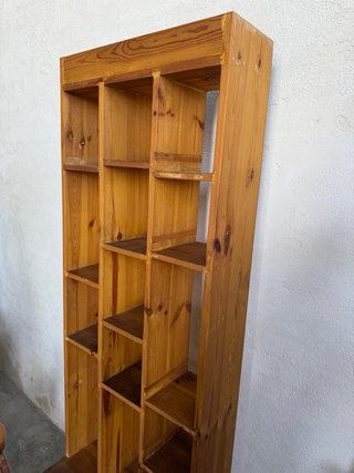Estantería de madera con puertas