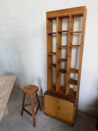 Estantería de madera con puertas