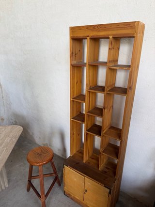 Estantería de madera con puertas