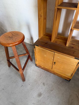Estantería de madera con puertas