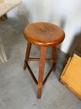 Estantería de madera con puertas