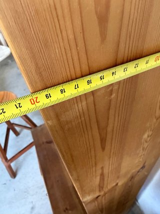 Estantería de madera con puertas