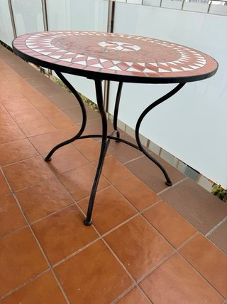 Mesa redonda mosaico terracota y blanco de hierro