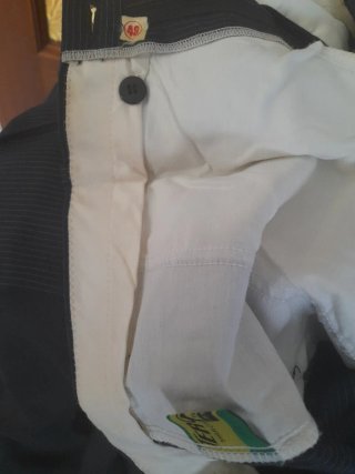 Traje azul marino con rayas finas