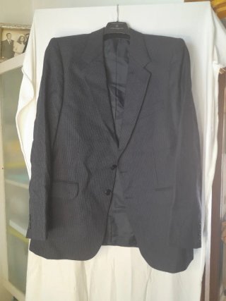 Traje azul marino con rayas finas