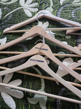 Perchas de madera Intersport  30 a 15 euros