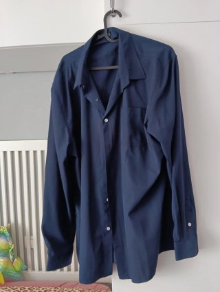 Camisa azul de manga larga