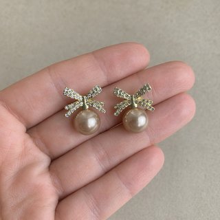 Pendientes de perla con lazo dorado