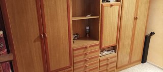 Mueble juvenil con cama plegable y escritorio.