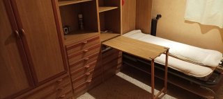 Mueble juvenil con cama plegable y escritorio.