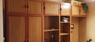 Mueble juvenil con cama plegable y escritorio.