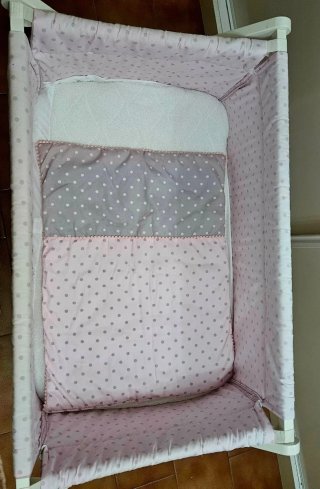 Minicuna rosa con lunares