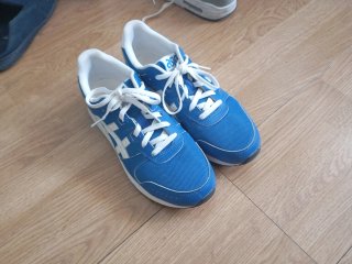 Zapatillas Asics azules y blancas
