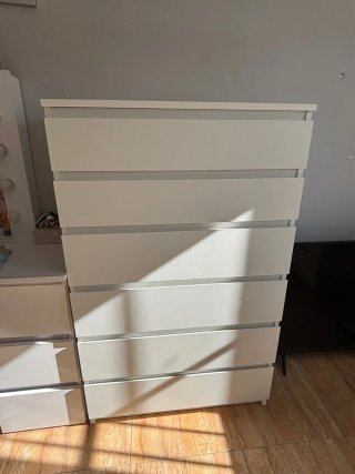 Cómoda blanca de madera