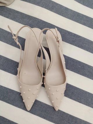 Zapatos nude tacón bajo tachuelas