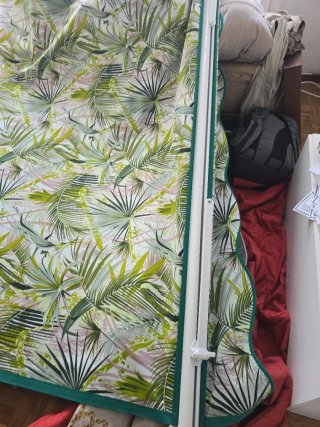 Toldo de terraza con estampado tropical