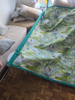 Toldo de terraza con estampado tropical