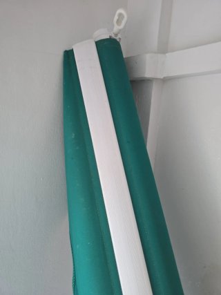 Toldo de terraza con estampado tropical