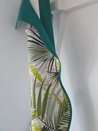 Toldo de terraza con estampado tropical