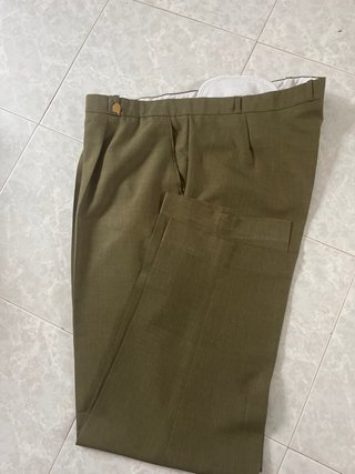 Consegna di pantaloni e camicie da uomo taglia grande