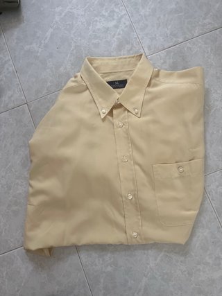 Consegna di pantaloni e camicie da uomo taglia grande