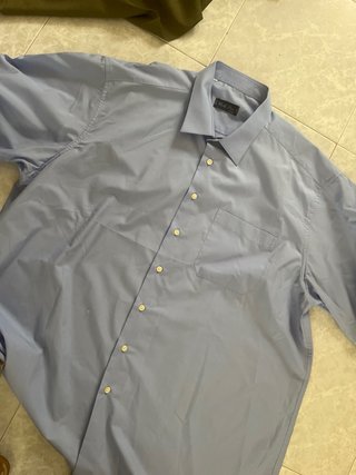 Consegna di pantaloni e camicie da uomo taglia grande
