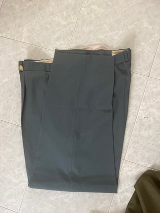 Consegna di pantaloni e camicie da uomo taglia grande