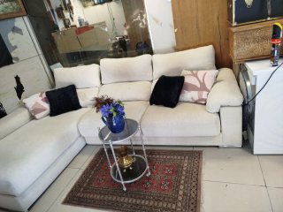 Chaise longue beige con cojines