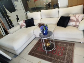 Chaise longue beige con cojines