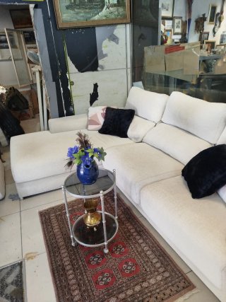 Chaise longue beige con cojines