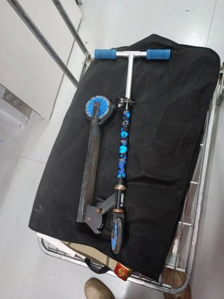 Patinete infantil azul y negro