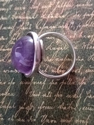 Anillo Plateado con Gema Morada Grande