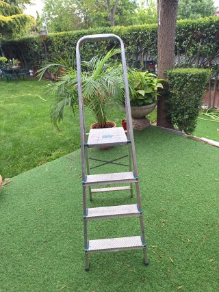 Escalera aluminio 4 peldaños ligera