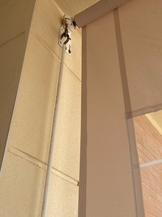 Toldo para porche de lona con enganches al suelo.