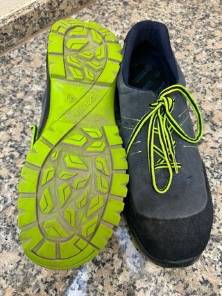 Zapatillas de seguridad grises y verdes
