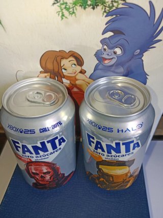 2 Latas plateadas de Fanta Xbox 25 de colección .