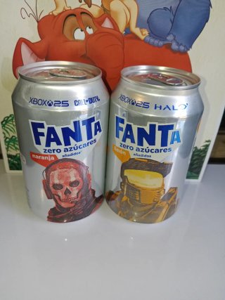 2 Latas plateadas de Fanta Xbox 25 de colección .