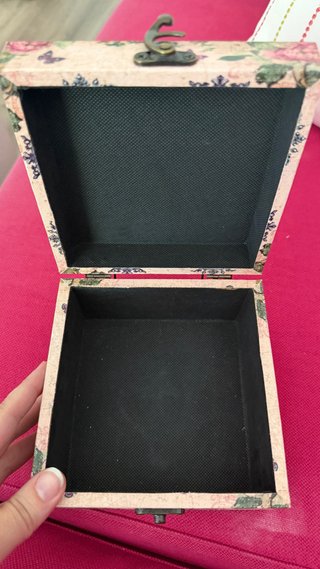 Caja de madera decorada con búhos
