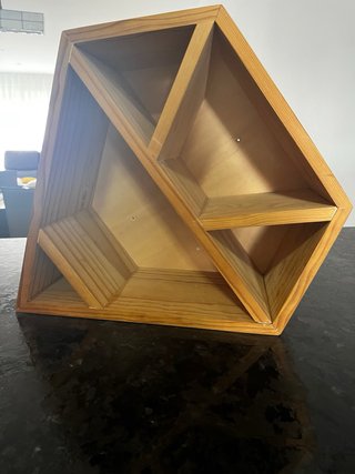 Dos estanterías de madera marron