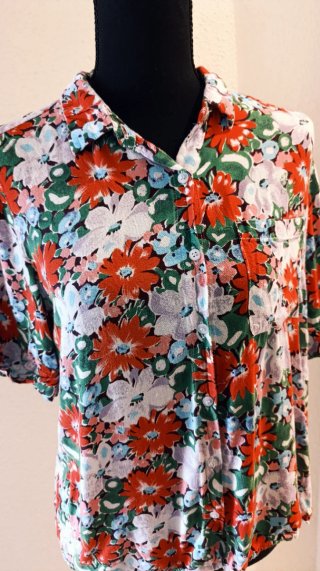 Camisa de mujer con estampado floral