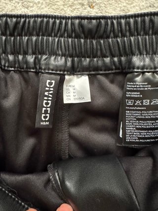 Pantalón efecto piel H&M negro